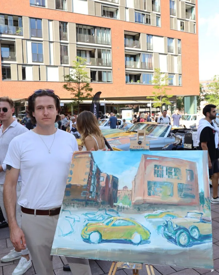 Nissis Kunst auf Rädern: Wo Oldtimer und bemalte Anzüge Geschichte schreiben