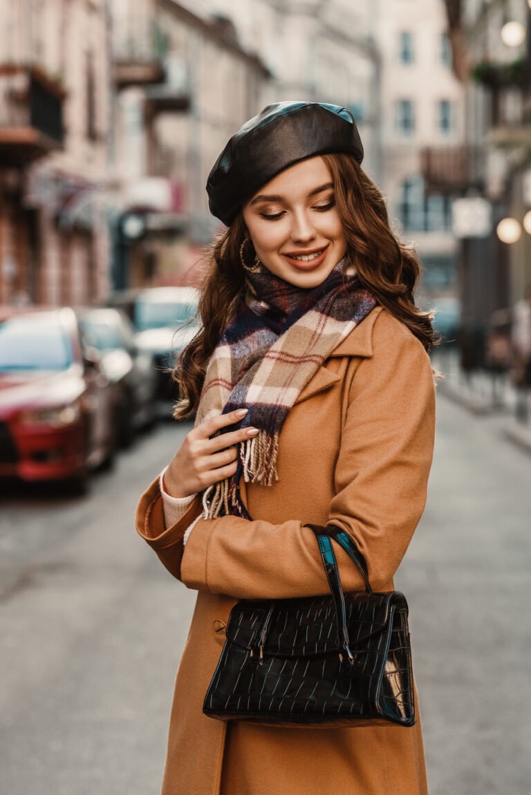 Accessoires für die kalte Jahreszeit: Trendige Schals, Mützen, Handschuhe und Schmuck, die jedes Herbstoutfit aufwerten